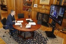 El Rey en conversación con Manel Albiac, presidente del Consell de la Abogacía de Catalunya y presidente del Colegio de la Abogacía de Tarragona, el lunes 25 de mayo de 2020.