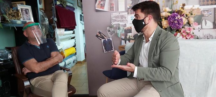 El portavoz del Grupo Popular, Beltrán Pérez, y el presidente de la Asociación Gremial Arte Sacro