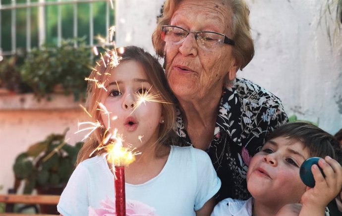 Países Bajos obliga a una abuela a eliminar las fotos de sus nietos en Facebook 