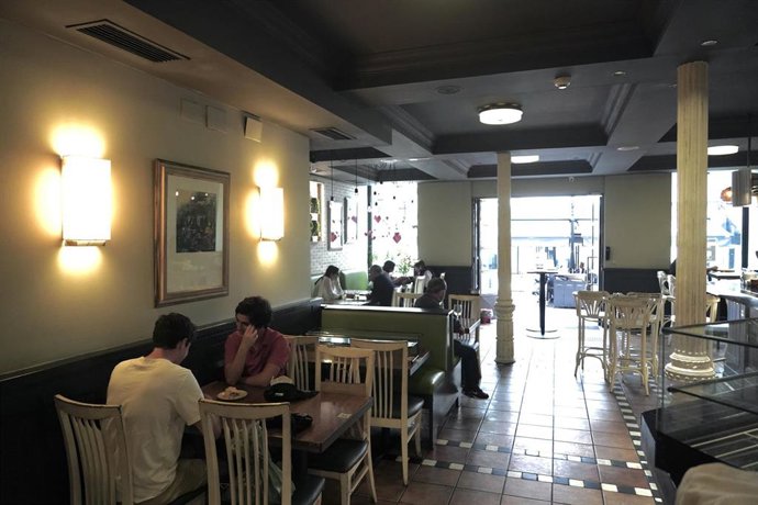 Clientes en un restaurante el día en el que se reabren al público los establecimientos de hostelería y restauración para consumo en el local, siempre que no se supere un 40% de su aforo