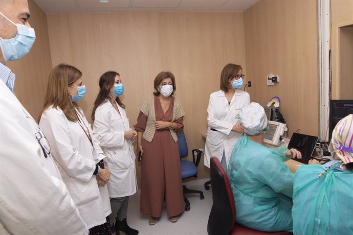 Botella (centro) visita la nueva resonancia magnética del Hospital Reina Sofía