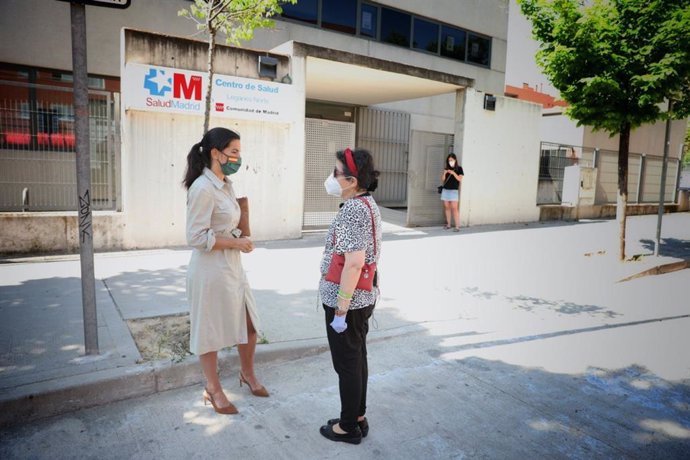 Monasterio visita residencias y centros de salud en Leganés