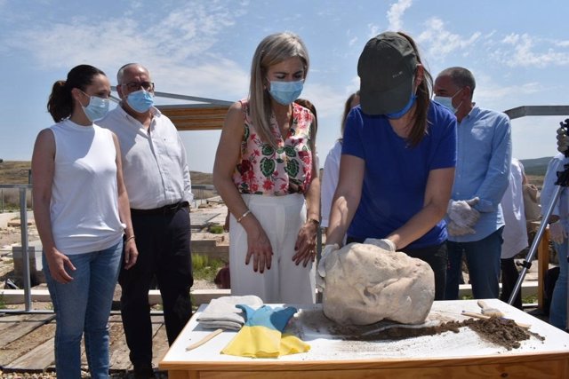 Descubrimiento de la cabeza de mármol en el yacimiento arqueológico de Cástulo