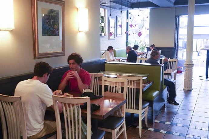 Clientes en un restaurante el día en el que se reabren al público los establecimientos de hostelería y restauración para consumo en el local