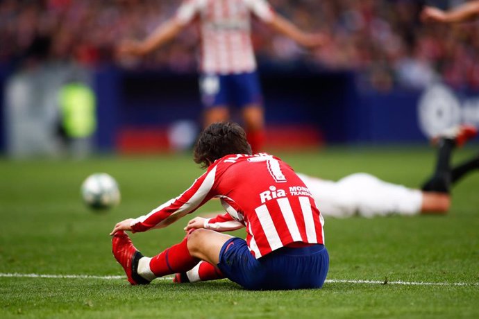 Joao Felix se lamenta en el suelo durante el Atlético-Sevilla de LaLiga Santander 2019-2020