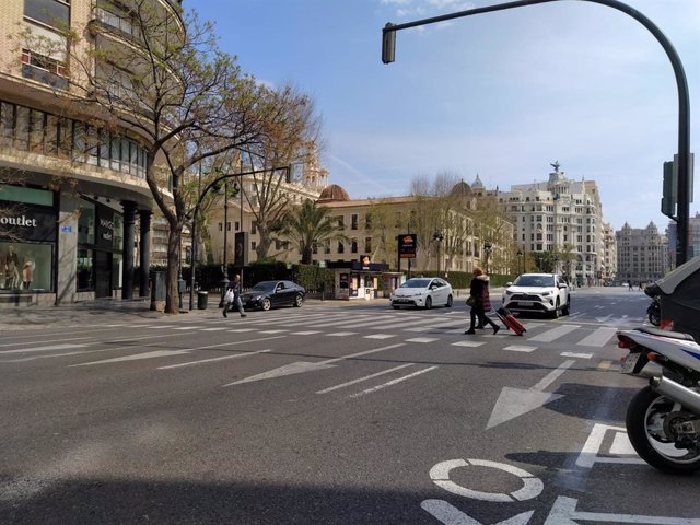 Imagen de una calle de la ciudad de València tras decretarse el estado de alarma por la crisis de la Covid-19.