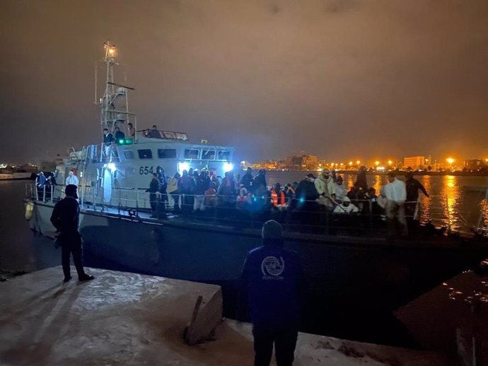 Libia.- La Guardia Costera de Libia intercepta en el Mediterráneo y lleva de vue