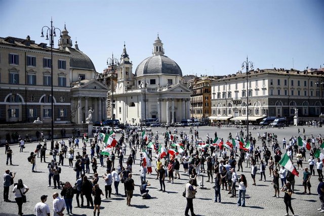 Una manifestación en la Plaza del Pueblo en Roma