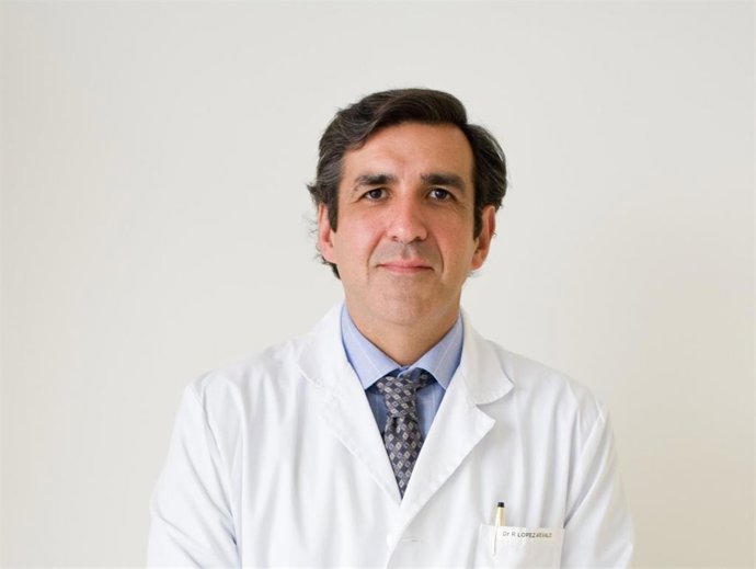 El doctor Rafael López Arévalo, jefe de dicho servicio de Quirónsalud Málaga.