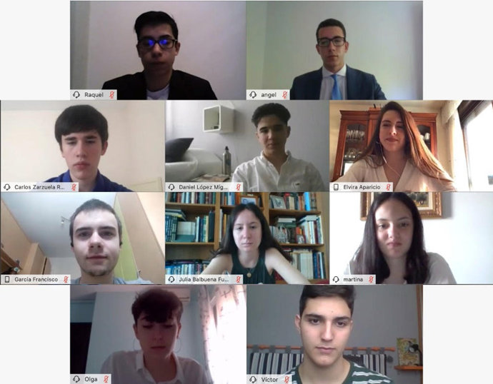 Imagen de los alumnos participantes en la final de la XI Olimpiada Financiera del Proyecto Edufinet de Unicaja Banco y Fundación Unicaja. 