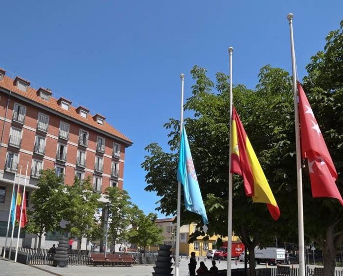 Banderas a media hasta en la localidad de Leganés por la declaración de luto oficial por las víctimas del Covid-19.
