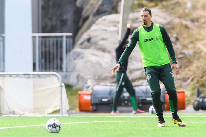  Zlatan Ibrahimovic durante un entrenamiento con el Hammarby