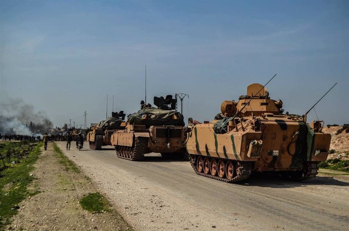 Un convoy militar de Turquía en la autovía M4, en el noreste de Siria