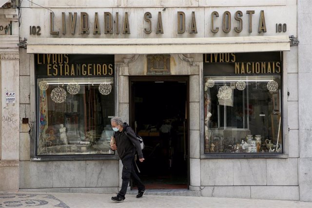 Un hombre con mascarilla en Lisboa