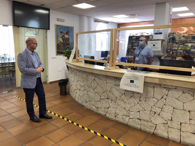 El edil de Turismo de Mijas, José Carlos Martín, en una oficina de turismo