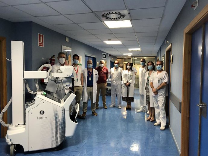 Equipo médico del Hospital Valme (Sevilla), con el aparato portátil de rayos X donado por Endesa al SAS