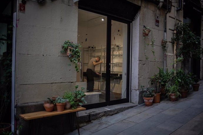 Un hombre se prepara para abrir su tienda durante el tercer día de desconfinamiento de adultos y durante la fase 0 de la desescalada, en Barcelona/Catalunya (España) a 4 de mayo de 2020.