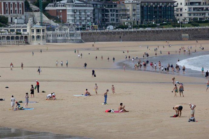 Bañistas en la Playa de la Concha de San sebastián (Gipuzkoa) durante el primer día de la Fase 2, cuando se puede acceder a las playas de la misma provincia