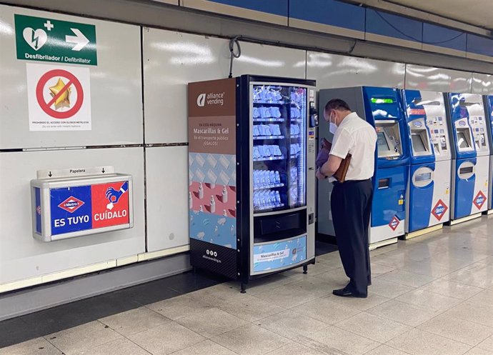 A través de una máquina expendedora se pueden adquirir mascarillas en algunas estaciones de Metro