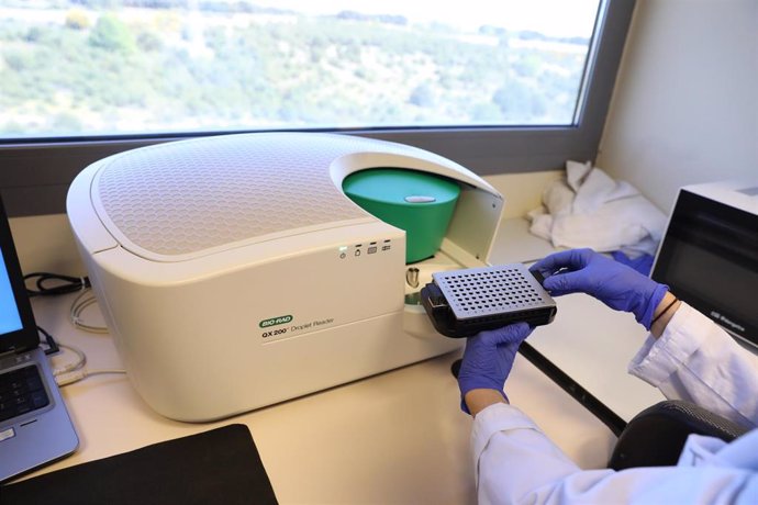 Una bióloga del Centro de Biología Molecular Severo Ochoa en el Campus de Cantoblanco de la Universidad Autónoma trabaja con un PCR digital preparado para el diagnóstico e investigación de Covid-19.