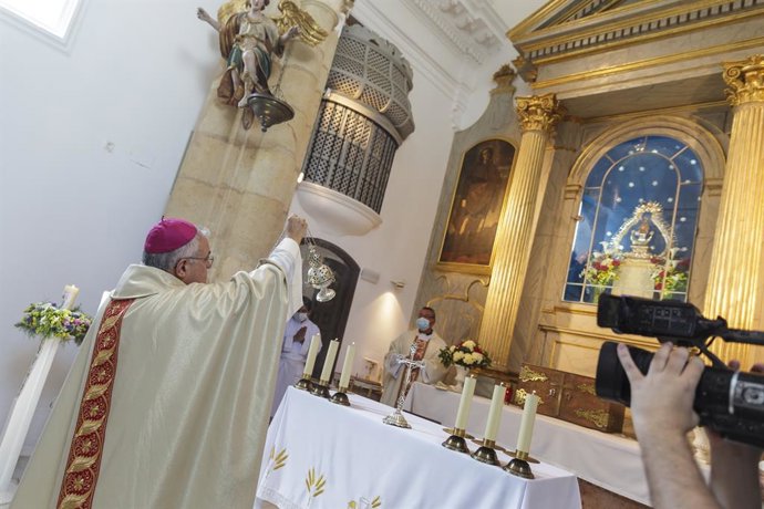El obispo, Demetrio Fernández, oficiando misa en la ermita del Cementerio de la Salud.