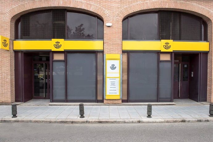 Imagen de archivo de una oficina de Correos, que abre 21 oficinas en Andalucía en horario de tarde. 