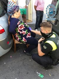 Agentes de la Policía Local asisten a una mujer que estaba dando a luz en plena calle en Málaga