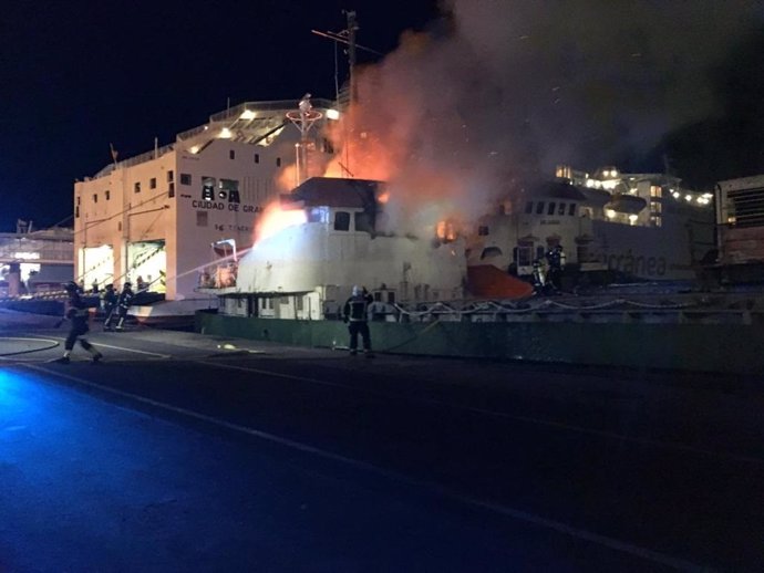 Sofocado en el puerto de Almería el incendio en un buque retenido por la AEAT y pendiente de subasta