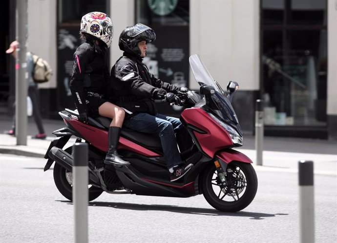 Imagen de una moto circulando por las calles de Madrid. 
