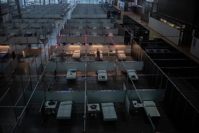 Camillas colocadas y preparadas en las instalaciones del Hospital de Campaña montado en la Fira de Barcelona, a 14 de abril de 2020; uno de los espacios que, de momento, seguirán abiertos