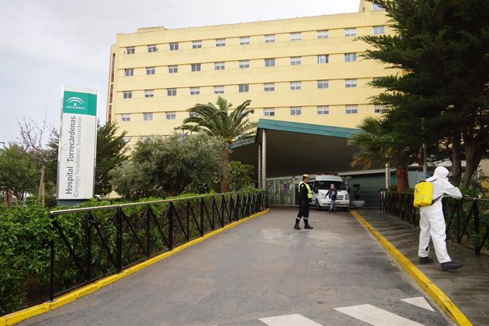 La UME en labores de desinfección del entorno del Hospital Universitario Torrecárdenas el 24 de marzo de 2020