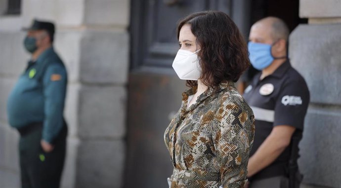 La presidenta de la Comunidad de Madrid, Isabel Díaz Ayuso, participa en el minuto de silencio por las víctimas del Covid-19 junto a la Real Casa de Correos, en la Puerta del Sol, en Madrid (España) a 14 de mayo de 2020.