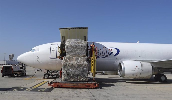 Avión con material sanitario llegado a Canarias