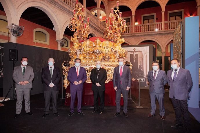 Foto de familia de la reapertura al público de la exposición 'Tengo sed' en la Fundación Cajasol de Sevilla