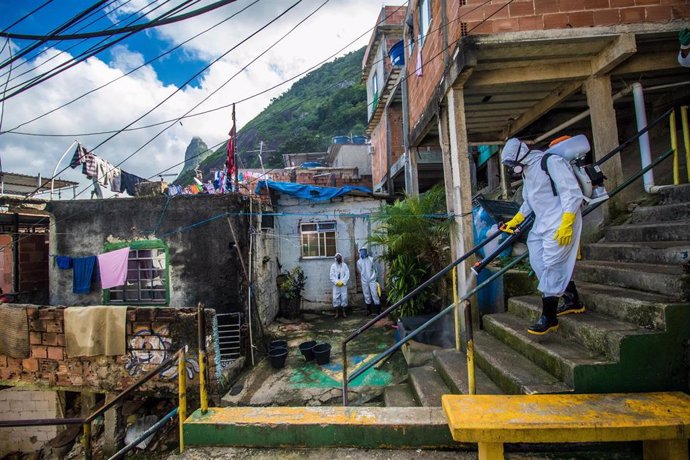 Labotes de desinfección en la favela de Santa Marta, en Río de Janeiro.