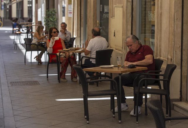 Terraza de un restaurante durante el inicio de la fase 2 , en la que los bares y restaurantes ya podrán abrir el interior de los locales, pero con un 33% de aforo. En Sevilla, (Andalucía, España), a 25 de mayo de 2020.