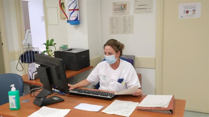 Una profesional atiende consultas por vía telemática durante la pandemia del COVID-19