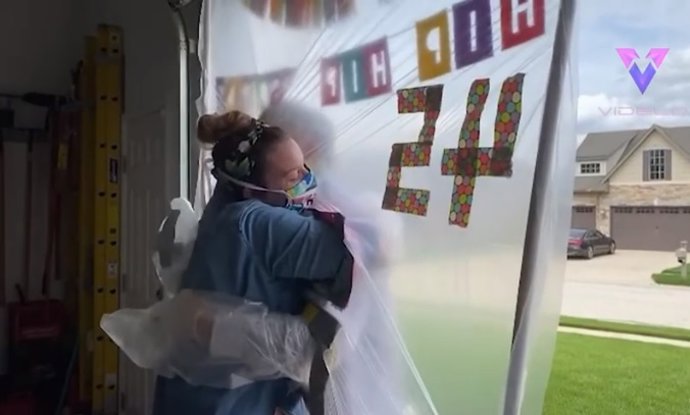 Un deseo de cumpleaños hecho realidad: Esta mujer puede abrazar a su padre