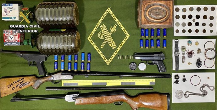Imagen de las armas y las joyas intervenidas al detenido en Puerto Lumbreras