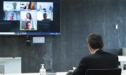 El ministro de Ciencia e Innovación, Pedro Duque, en la videoconferencia con los responsables de cuatro proyectos de innovación empresarial frente al COVID-19, financiados por el CDTI