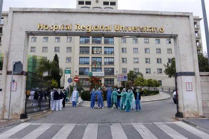 Aplauso a los sanitarios en la puerta principal del Hospital Regional de Málaga, foto de archivo