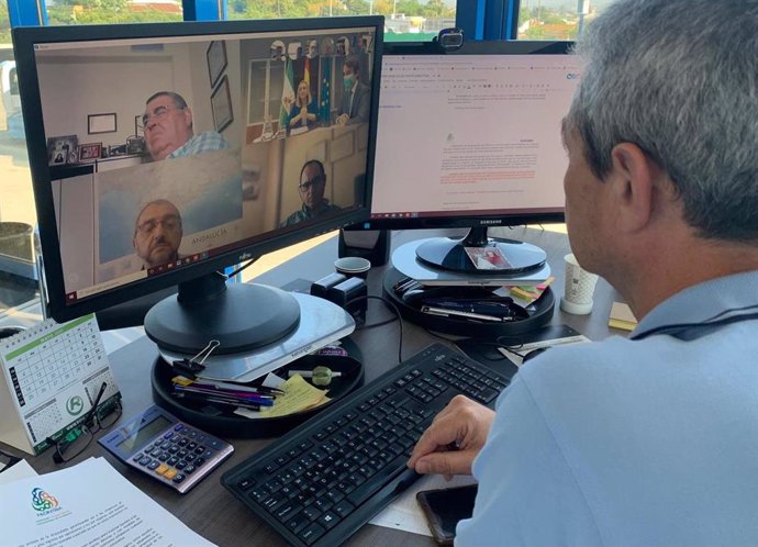 Imagen de la videoconferencia entre Fedintra (Federación Independiente del Transporte de Andalucía) y la consejera de Fomento, Marifrán Carazo. 