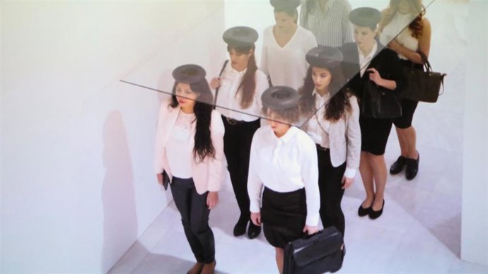 El Centro de Arte Contemporáneo de Málaga presenta la obra 'The walking ceiling' (2018) de Alicia Framis