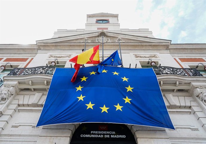 Bandera de la UE sobre la fachada principal de la Real Casa de Correos para conmemorar el Día de Europa, que se celebra el 9 de mayo, en Madrid (España) a 9 de mayo de 2020.