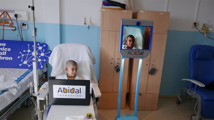 El pequeño Biel, de 7 años, probó el robot Abi22 de la Abidal Foundation en el Hospital Universitari de la Vall d'Hebron de Barcelona, el viernes 22 de mayo.