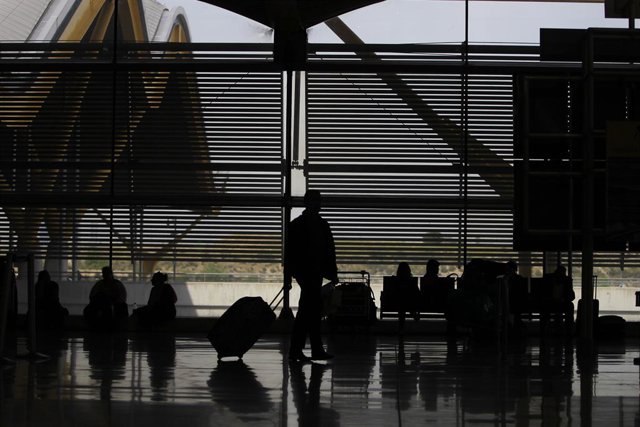 Viajeros en el Aeropuerto Adolfo Suárez Madrid-Barajas  