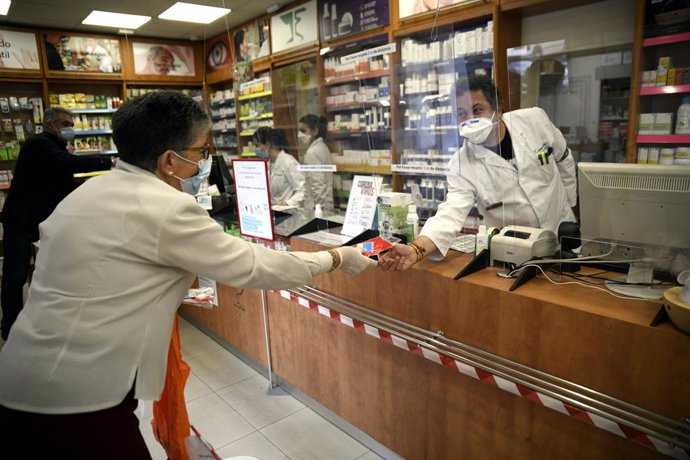 Un farmacutic atén a un client (Arxiu)