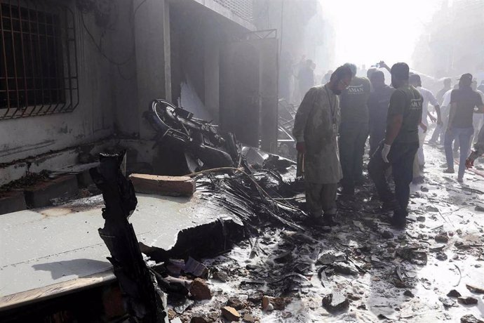 Búsqueda de supervivientes en el lugar del accidente del avión Airbus A320 de PIA en Karachie el 22 de mayo