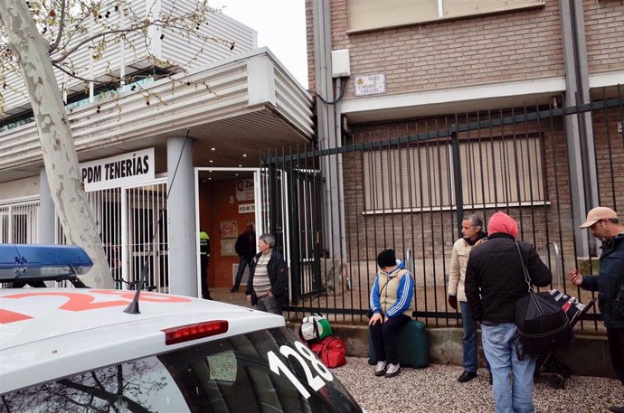 Personas sin hogar esperan entrar al pabellón deportivo de Tenerías, en el que se han habilitado 100 camas para sin techo, en Zaragoza (Aragón, España), a 18 de marzo de 2020.