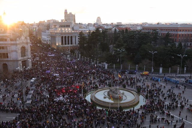Manifestación del 8M (Día Internacional de la Mujer) a su paso por la Plaza de Cibeles, en Madrid a 8 de marzo de 2020.